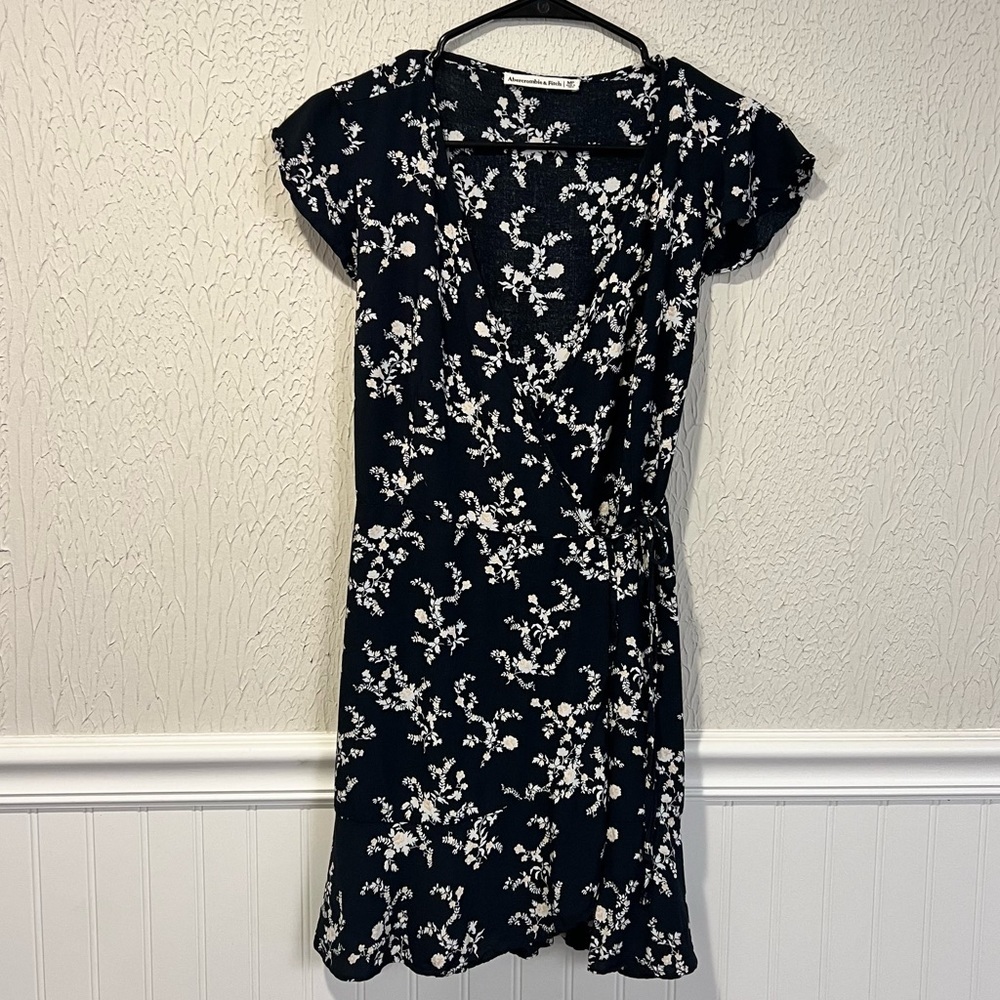 Abercrombie & Fitch Black and White Floral Wrap dress size medium petite